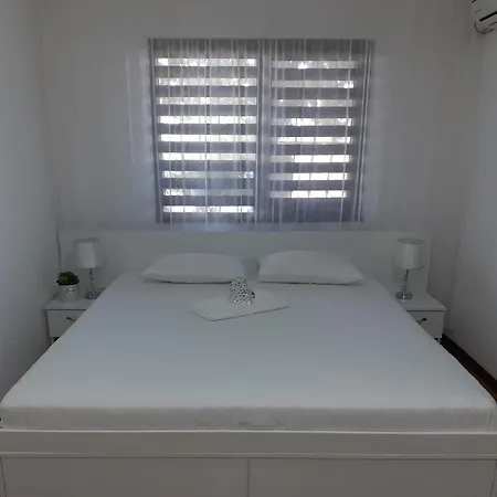 Apartman Daniela , Strada Rozelor