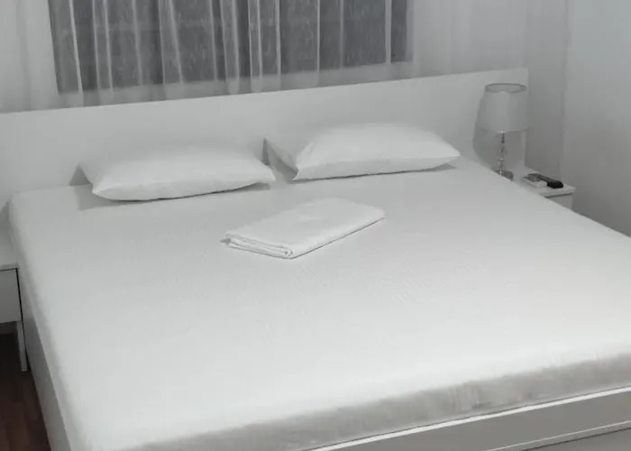 Daniela , Strada Rozelor Apartman *