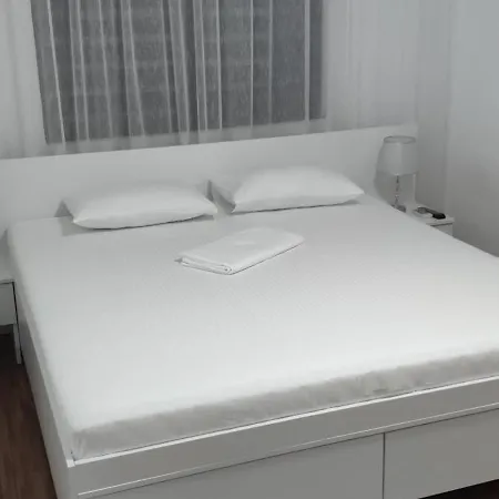 Daniela , Strada Rozelor 아파트 *